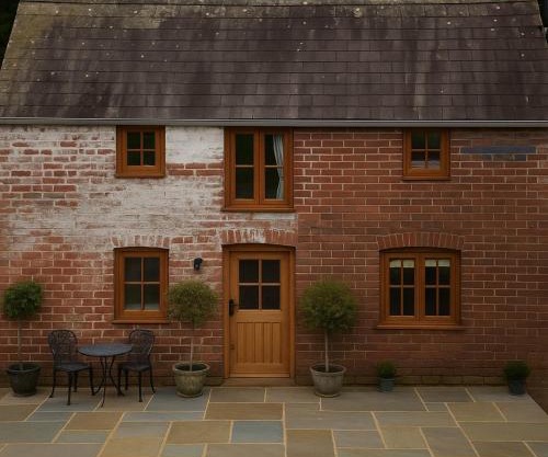 Private Country Cottage with alfresco garden patio, outdoor tub with country views- Brecon Beacons National Park