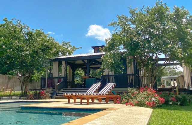 Private Country Estate + POOL + Hot Tub + Pavilion