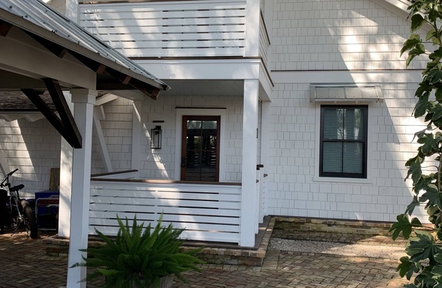 Private courtyard cottage-5 min from the beach