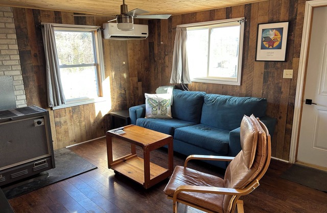 Private Cozy Acreage in nature (pets welcome)