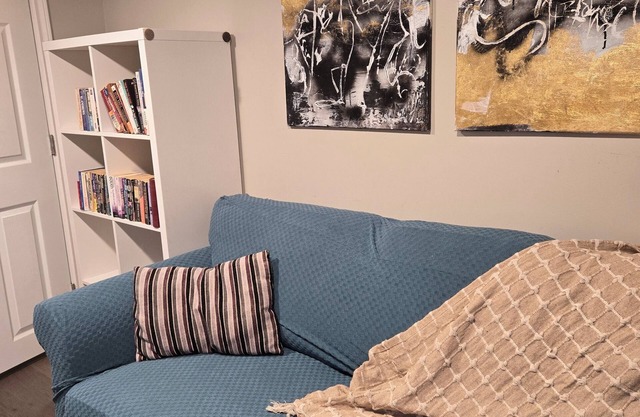 Private Cozy apartment minutes away from lift lock waterways, golf clubs, parks