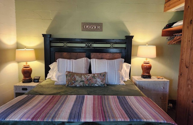 Private, Cozy Cabin on 6 acres with Mountain Views in the Heart of the Texas Hill Country Near Lost Maples and Garner State Parks
