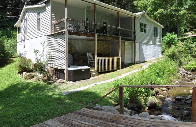 Private Cozy Creekside cottage.minutes from town. Hot Tub overlooking creek!