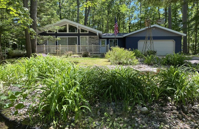 Private, Cozy, Quiet on double lot near Beautiful Higgins and Houghton Lakes