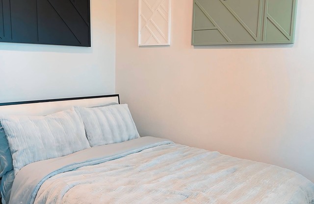 Private Cozy Room in a House 5mins to DT, Simi Valley View, Accessible to City!