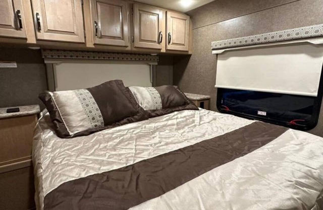 Private Cozy RV Very central walking to shopping store/near FIU Pet Friendly .