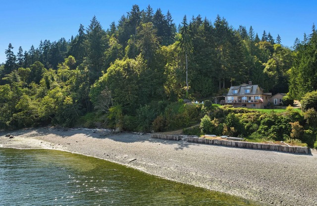 Private & Cozy Waterfront Retreat: Rainier to DT Seattle VIEWS, A/C, Pool Table!