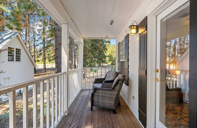 Private Creek, Majestic Mountain Views, Huge Decks, Next to Lake Sis & Golf!