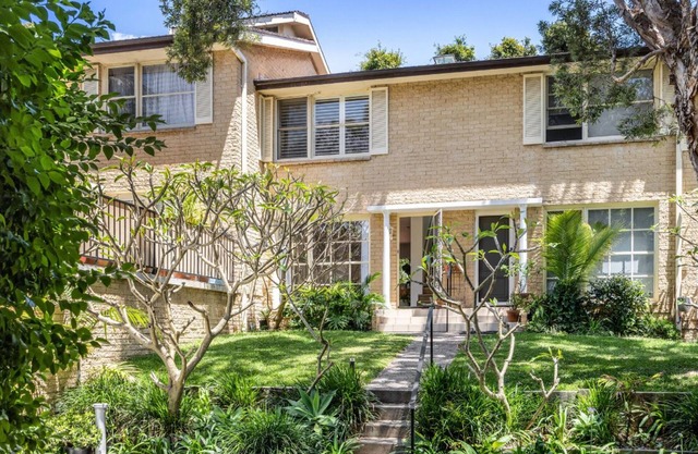 Private Dee Why Townhouse-Relaxed Coastal Retreat with Pool/10 min walk to beach