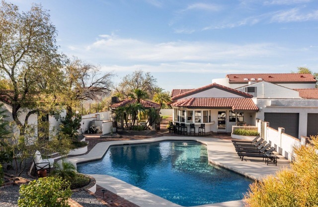 Private Desert Compound w/pickle-ball, heated pool and more!