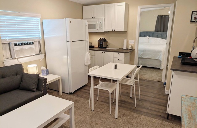 Private Entrance 1 Bd 1.5 Bath Guest Suite in Cypress Gardens near Legoland