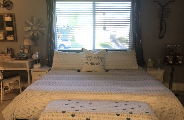Private entrance king bed, Wi-Fi, lots of amenities Kayaks and bikes
