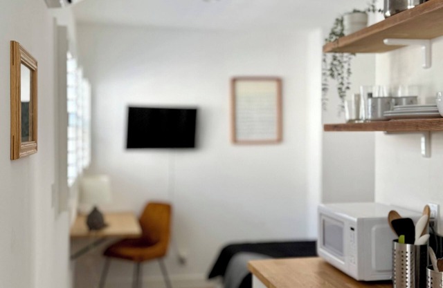 Private Entry Studio with Modern Decor, Side Yard, Wifi, AC