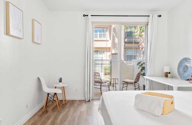 Private Entry Suite w Patio Bath Kitchenette