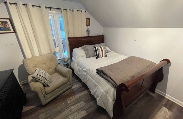 Private Entry, Upstairs Queen Bed, Wifi, TV, and Smart Locks for Self Check in