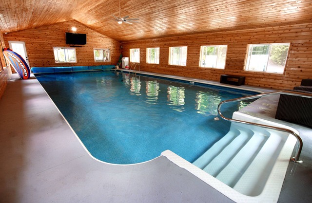 Private estate.Indoor saltwater heated Pool Tennis pickle ball &disc golf course