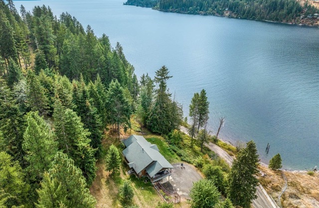 Private Family Home & Acreage on Garfield Bay