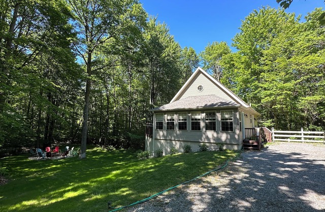 Private Fire Pit Patio, Outdoor Deck, and Heated Pool. Friday to Friday rental