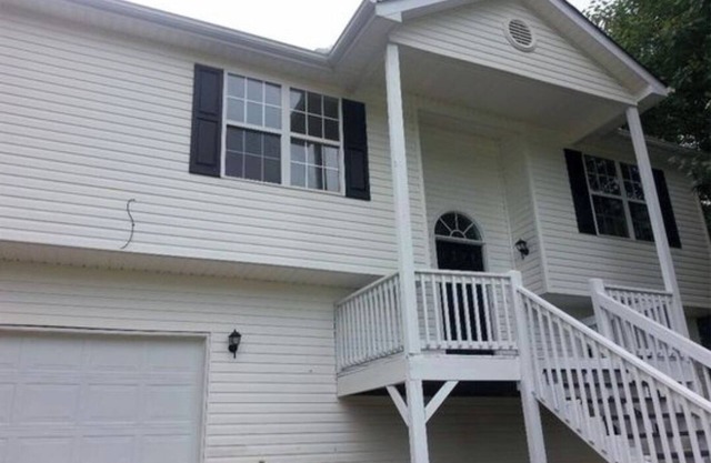 *Private Floor-Near Airport-2 Bd/1 Bath