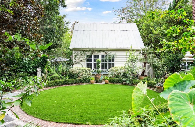 Private Garden Cottage in Historic Downtown Charleston