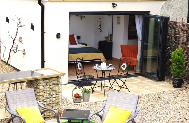 Private Garden Room - Rural Village