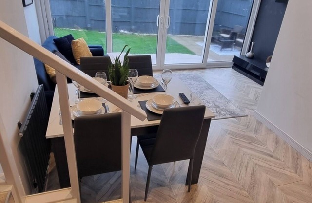 Private Gated Modern Home in Southampton - Estwood