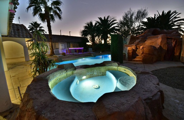 Private gated Resort home near the strip! 3 NIGHT MIN