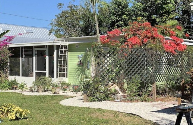 Private getaway on Pine Island. Full kitchen, lanai, deck. Beautiful yard.