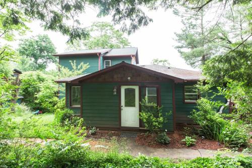Private Green Cottage near downtown