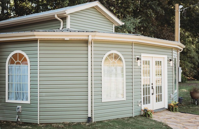 Private Greenhouse Style Guesthouse! 15 min from the lakes and close to gburg!