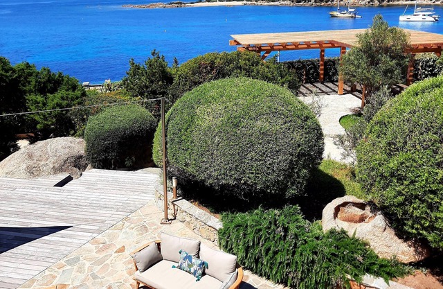 Private ground floor with large garden and heated pool. Sea view, Tizzano