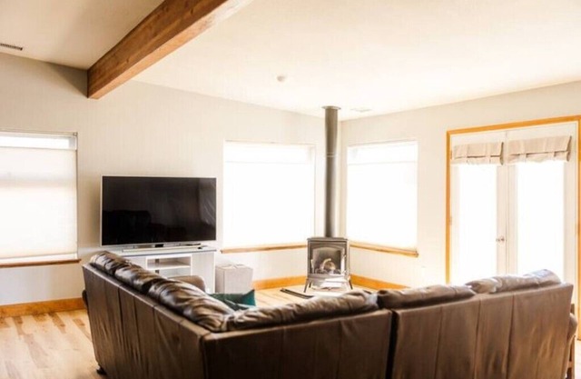 Private guest house with mountain views
