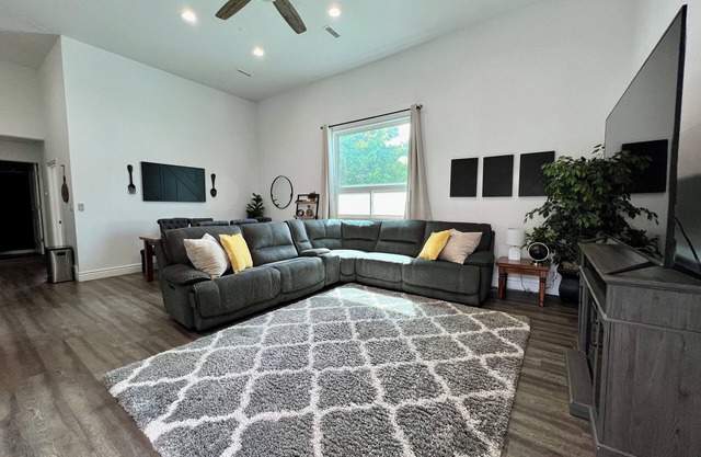Private Guesthouse + King Bed + Fireplace