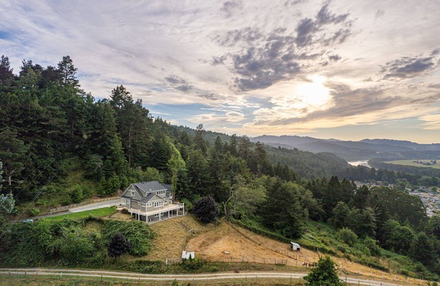 Private Hilltop House with Amazing Views! Close to Ave. of the Giants/State Park