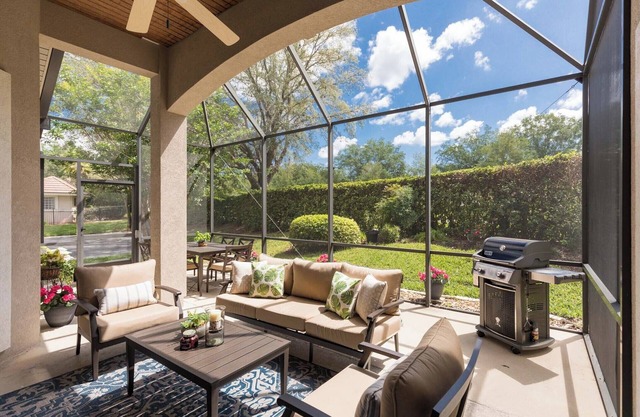 Private home-Large screened lanai-BBQ- sleeps 8-easy walk to pool!