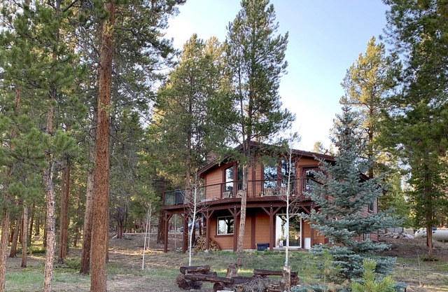 Private home nestled in the trees. Hot tub, fire pit, deck, pet-friendly. Relax!