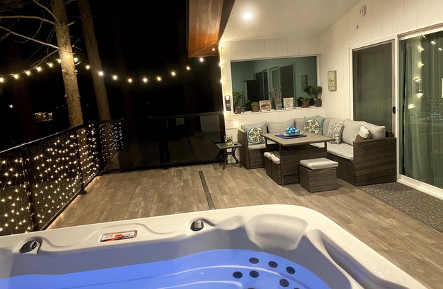 Private hot tub and large balcony/close to ski