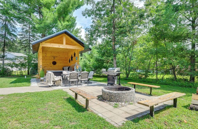 Private Hot Tub, Deck! Group Getaway in Friendship
