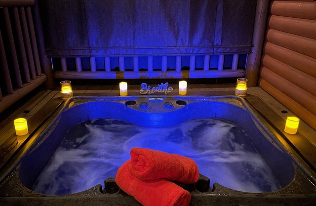 Private HOT TUB. Fire Pit, screened porch. 3 miles to the NOC. Resort POOL