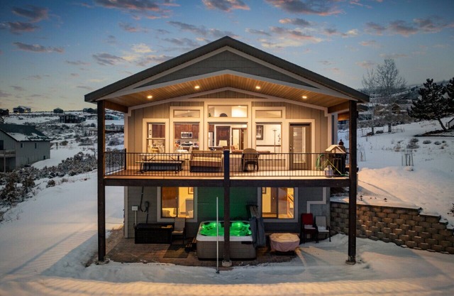 Private Hot Tub! Ideal Beach! Lake Views!