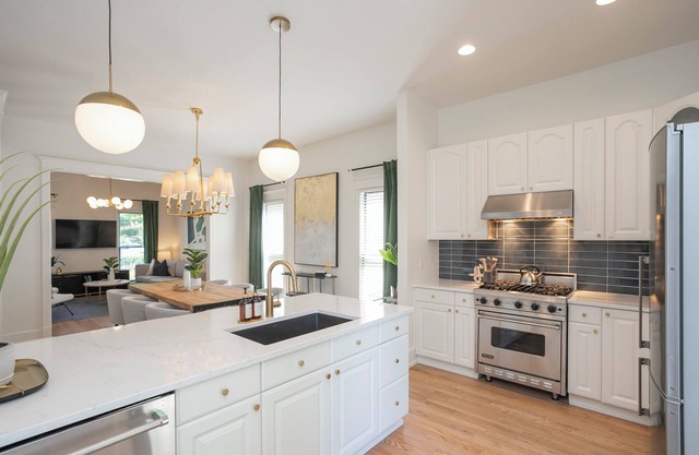 Private House in East Nashville: 5 Kings & 1 Queen, Prime Walkable Location
