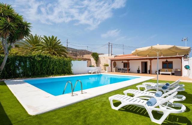 Private house with pool & garden