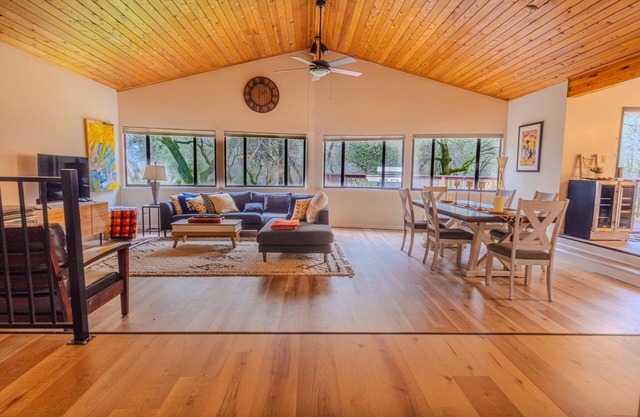Private hse on 25 acre vineyard with stunning views of rolling country hills.