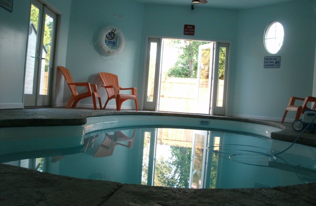 Private-Indoor-Pool, 9BR & 6bth, 3 blks fr Beach & Nightlife too!