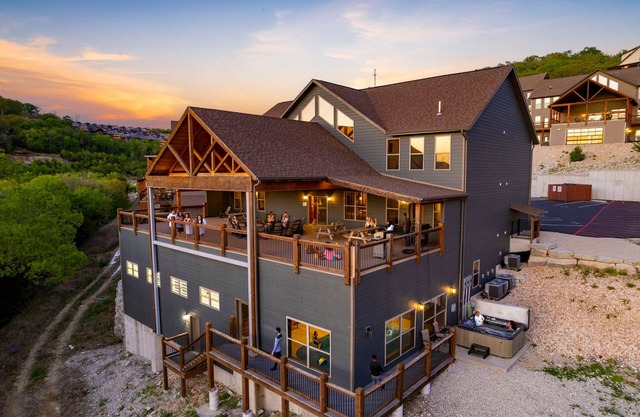 Private Indoor Pool & Indoor Basketball Court-Arcade Games-Sleeps 50-Free Tickets-FantasticViews