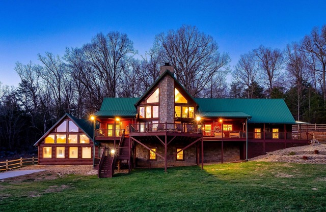 PRIVATE INDOOR POOL HEATED, HOT TUB, ARCADE, THEATER,FIREPIT,GRILL,DECK, PETS OK