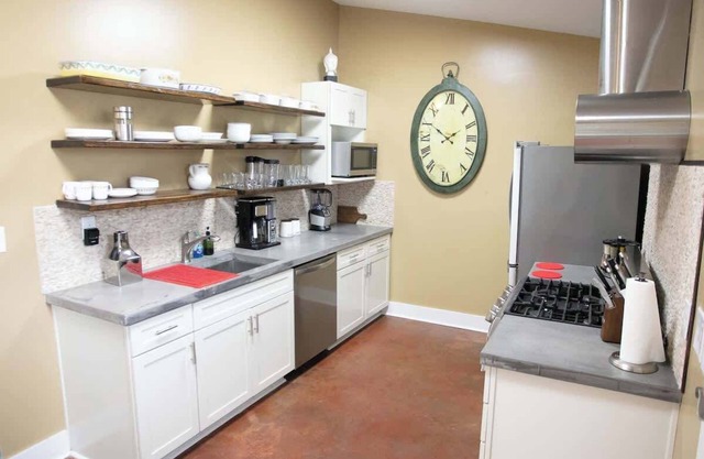 PRIVATE INDUSTRIAL LOFT IN DOWNTOWN BRAND NEW