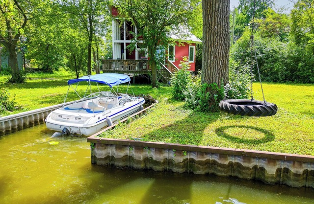 Private Island. Charming 3-bed on. Boat included. WiFi, AC in tranquil Fox Lake