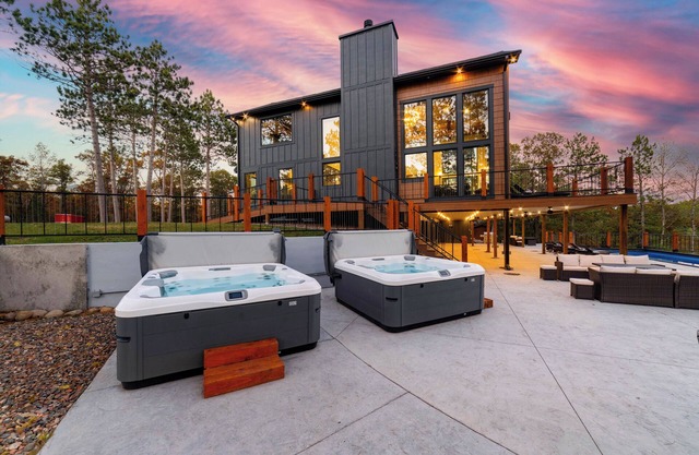 Private Lakeside Mansion - Heated Pool - Two Hot tubs - Home Theater - 10000SF