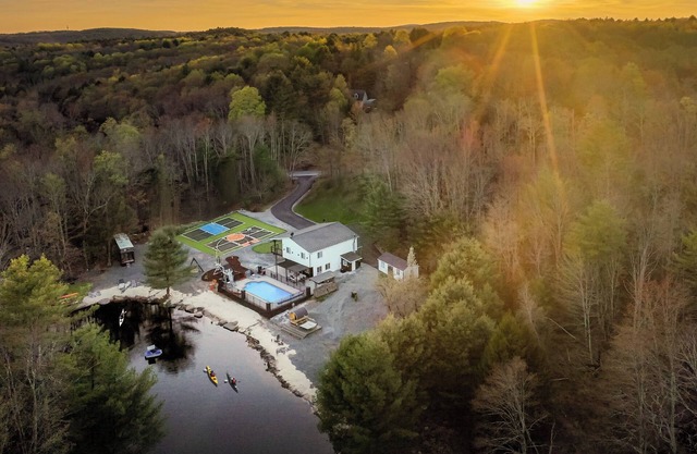 Private Lakeside Paradise - Pool/2Hot tub/Sauna/RV/Pickleball/Basketball